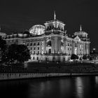 Am Spreebogen - Sommernachtsblick zum Reichstag