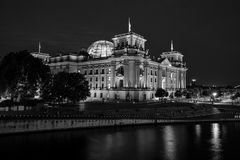 Am Spreebogen - Sommernachtsblick zum Reichstag