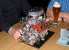 am Stammtisch - 8 Zylinder V-Motor