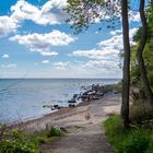 Am steinigen Strand an der Ostküste Fehmarns