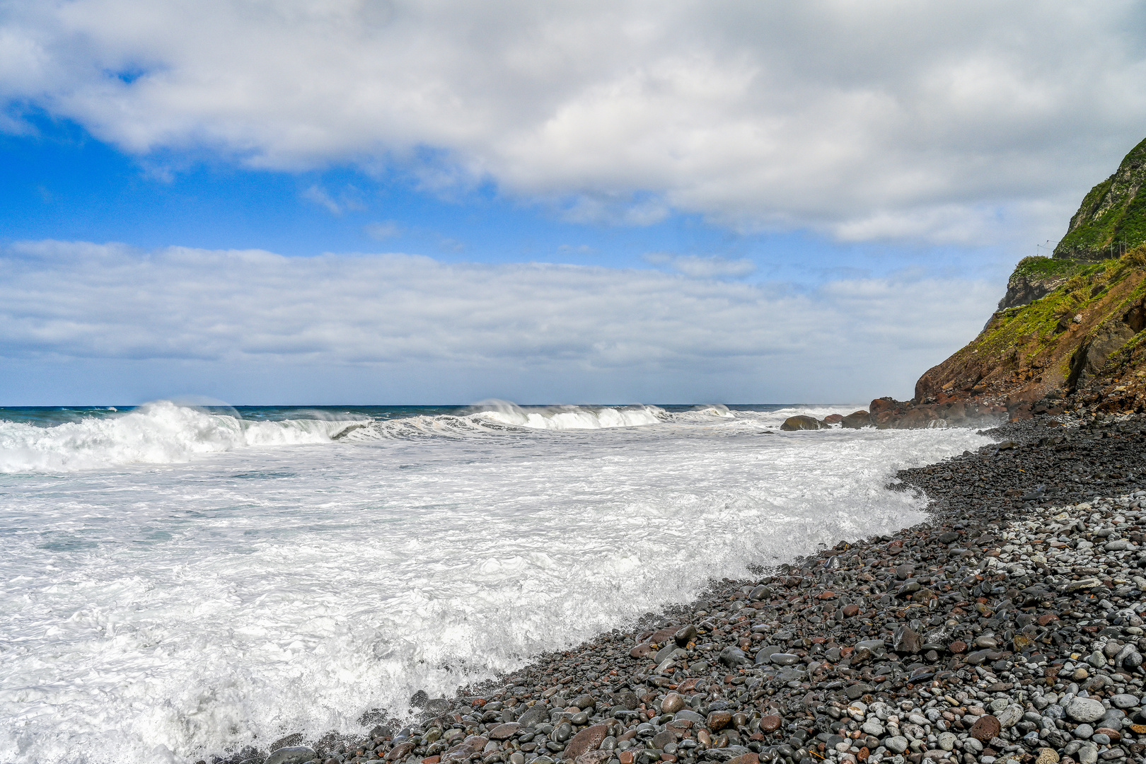 Am Steinstrand von Arco de São Jorge 01