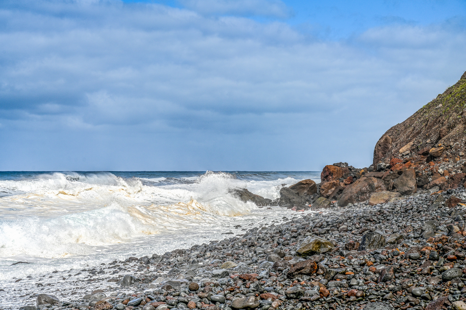 Am Steinstrand von Arco de São Jorge 03