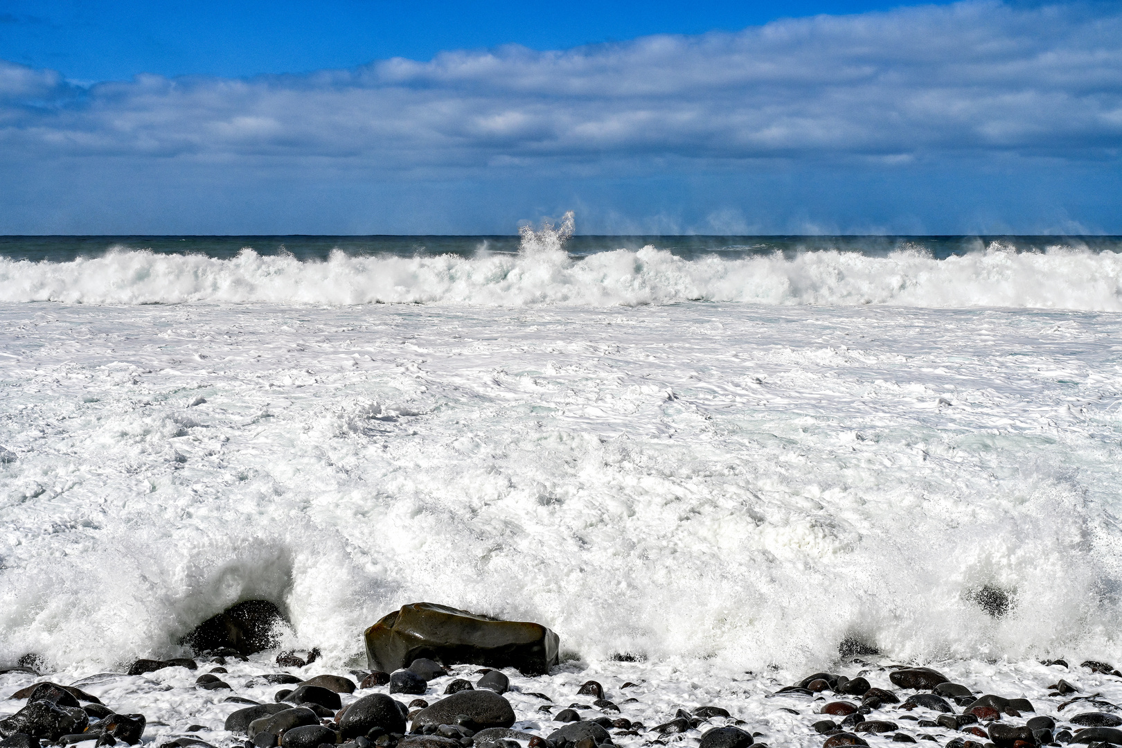 Am Steinstrand von Arco de São Jorge 05