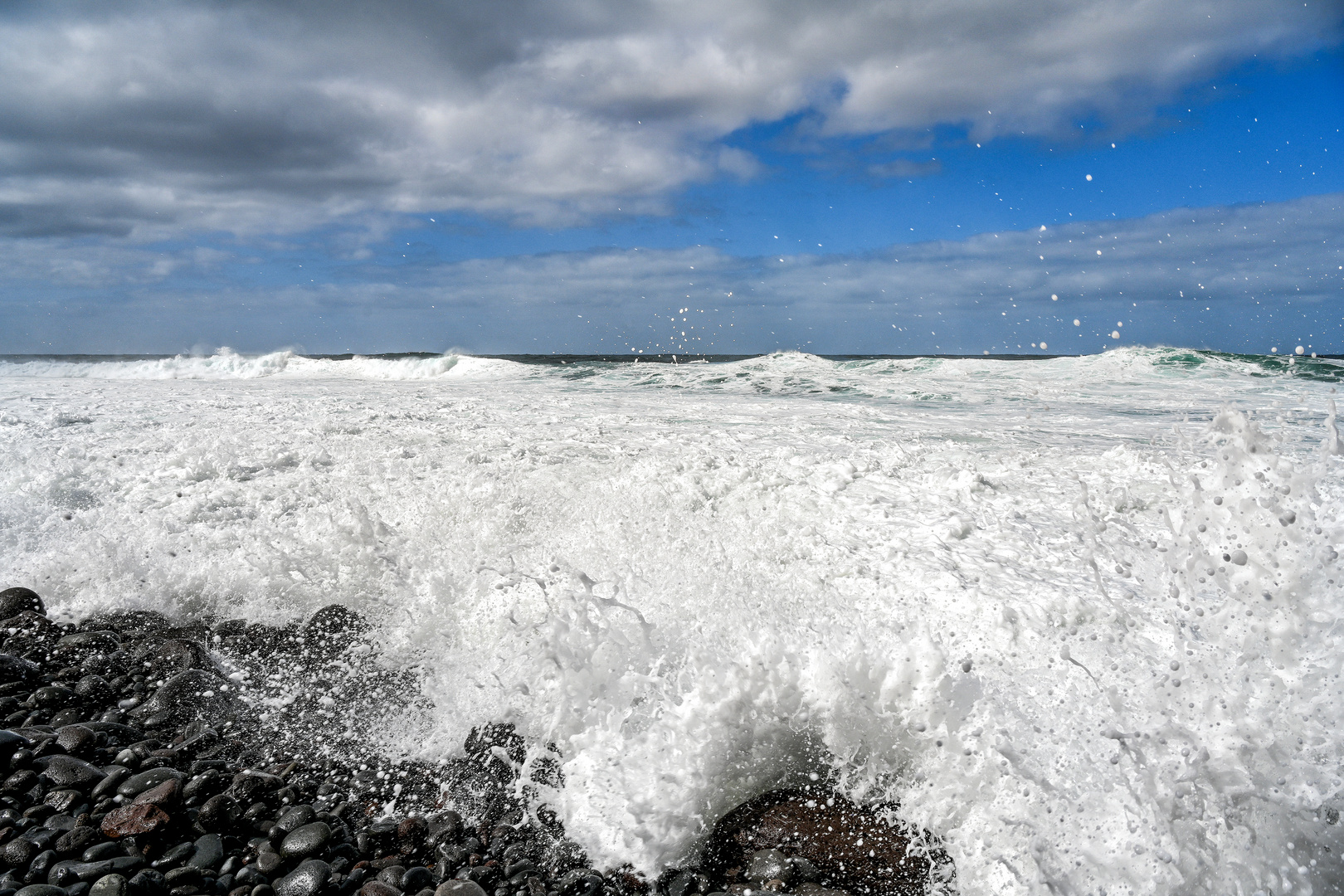 Am Steinstrand von Arco de São Jorge 08