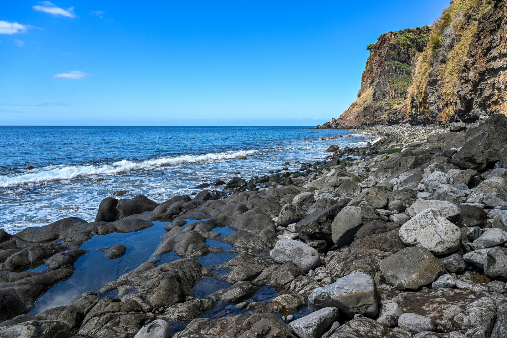 Am Steinstrand von Calheta 01