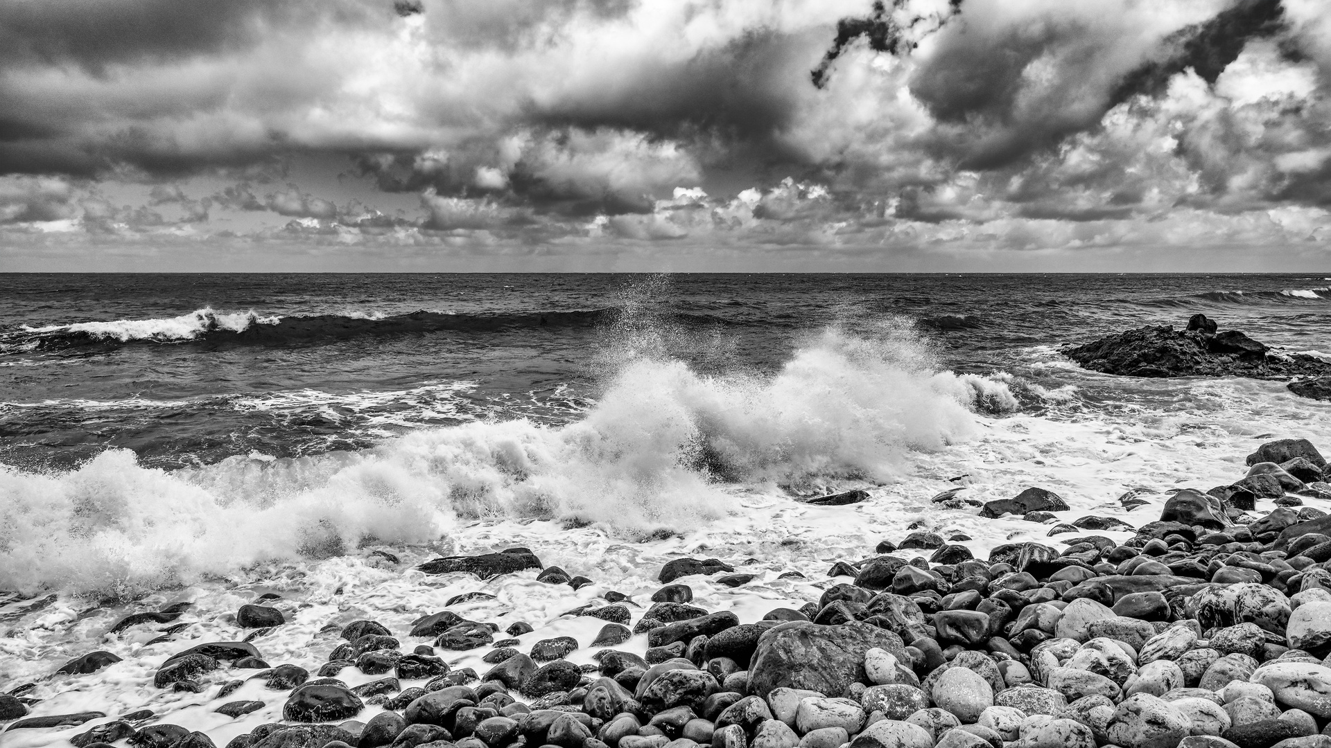 Am Steinstrand von Porto da Cruz 04