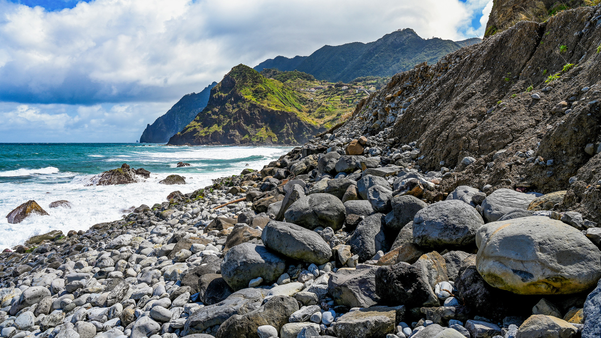 Am Steinstrand von Porto da Cruz 08