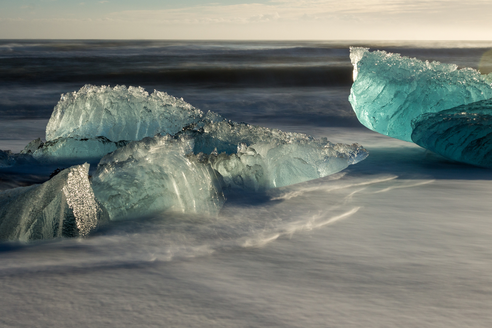 am Strand bei Jökulsarlon im Süden Islands