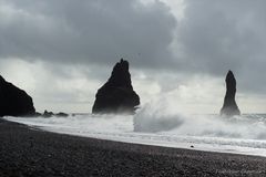 am Strand bei stürmischer See