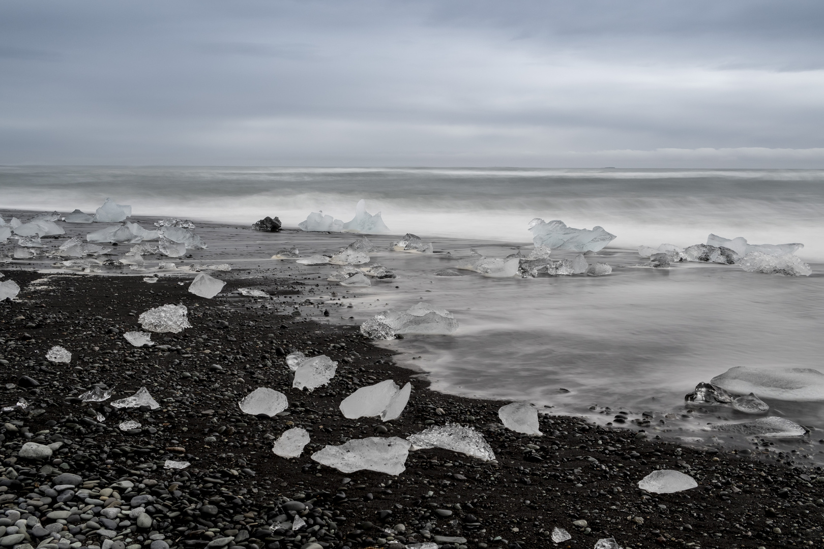 Am Strand der Gletscherflusslagune in Island