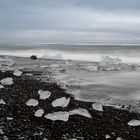 Am Strand der Gletscherflusslagune in Island