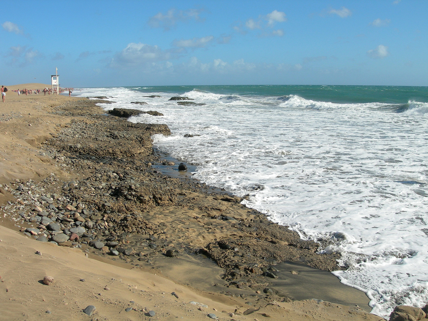 am Strand entlang