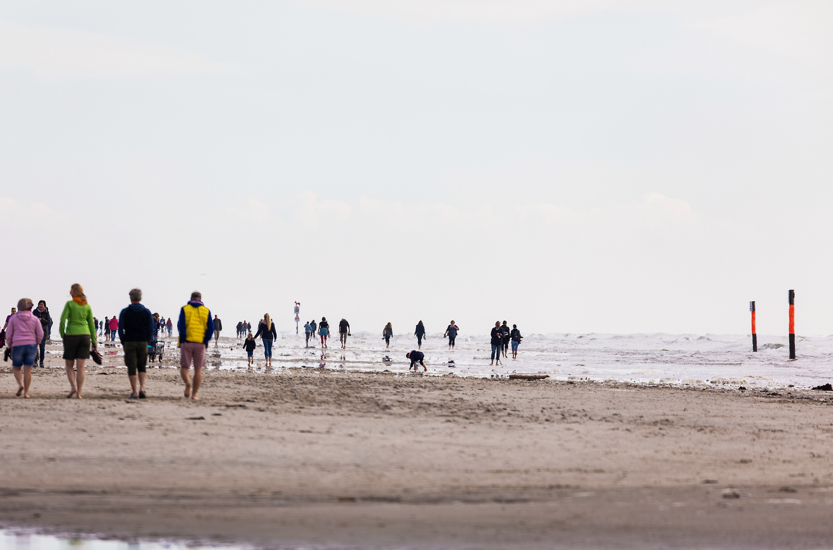 Am Strand entlang gehen