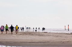 Am Strand entlang gehen