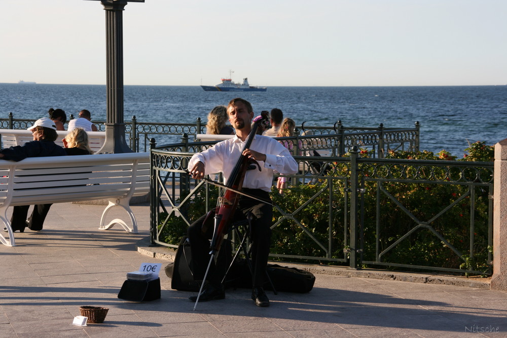 Am Strand hört man den Musikant