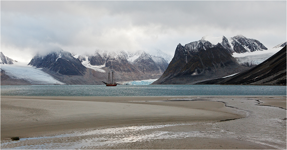 Am Strand im Magdalenenfjord