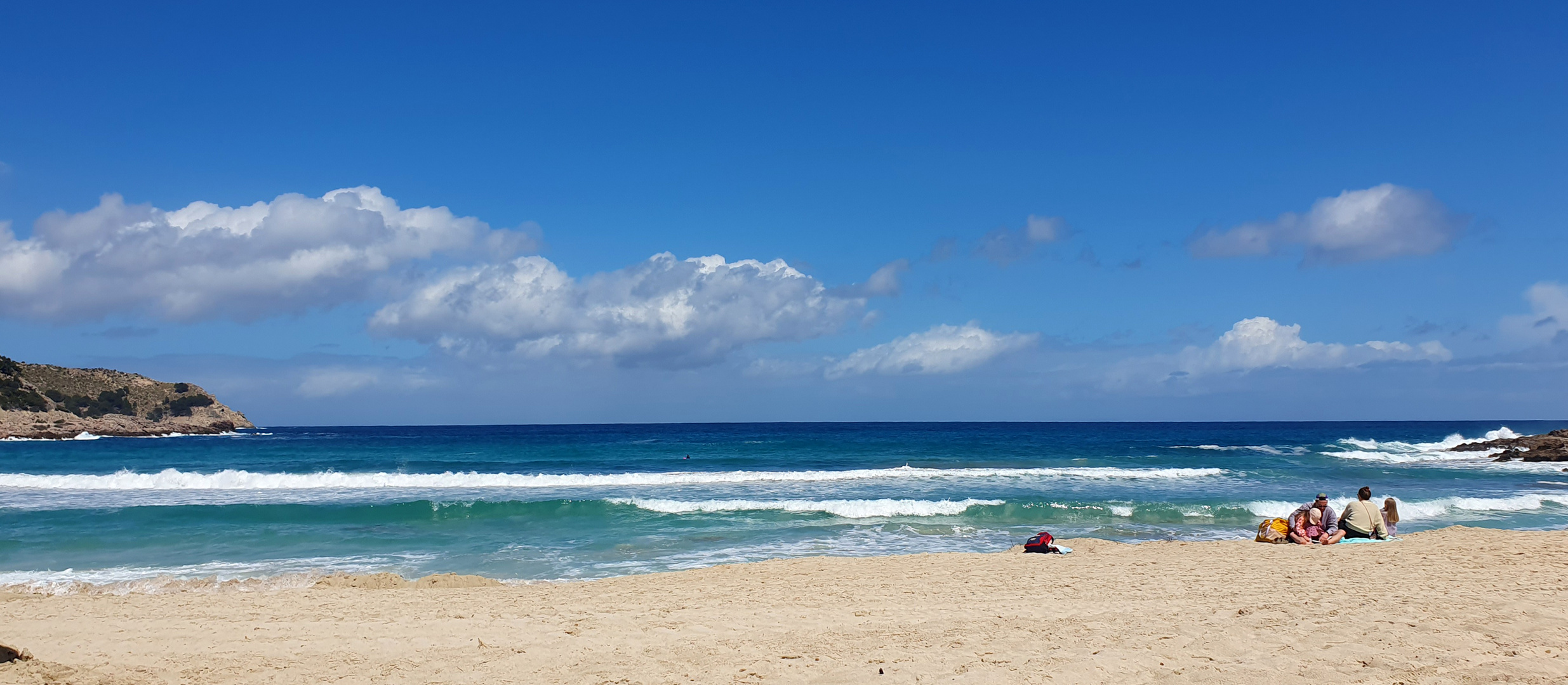 Am Strand in der Bucht Cala Agulla