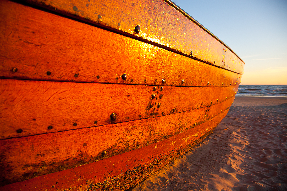 ... Am Strand in der Morgensonne (mit der Sonne) ...