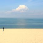 Am Strand mit der großen weißen Wolke