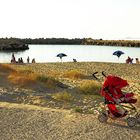 Am Strand - roter Kinderwagen / In spiaggia - il passeggino rosso