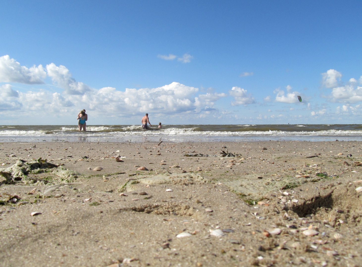 am Strand und im Wasser viele Menschen