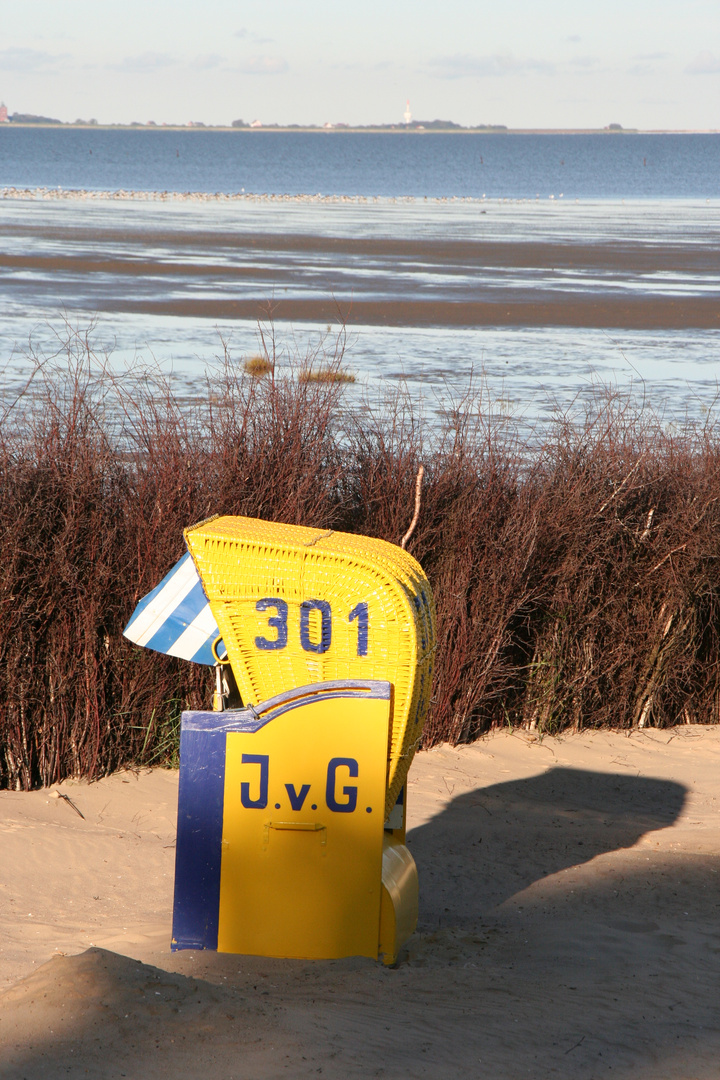 am Strand von Cuxhaven / Duhnen im Hintergrund Neuwerk