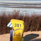 am Strand von Cuxhaven / Duhnen im Hintergrund Neuwerk