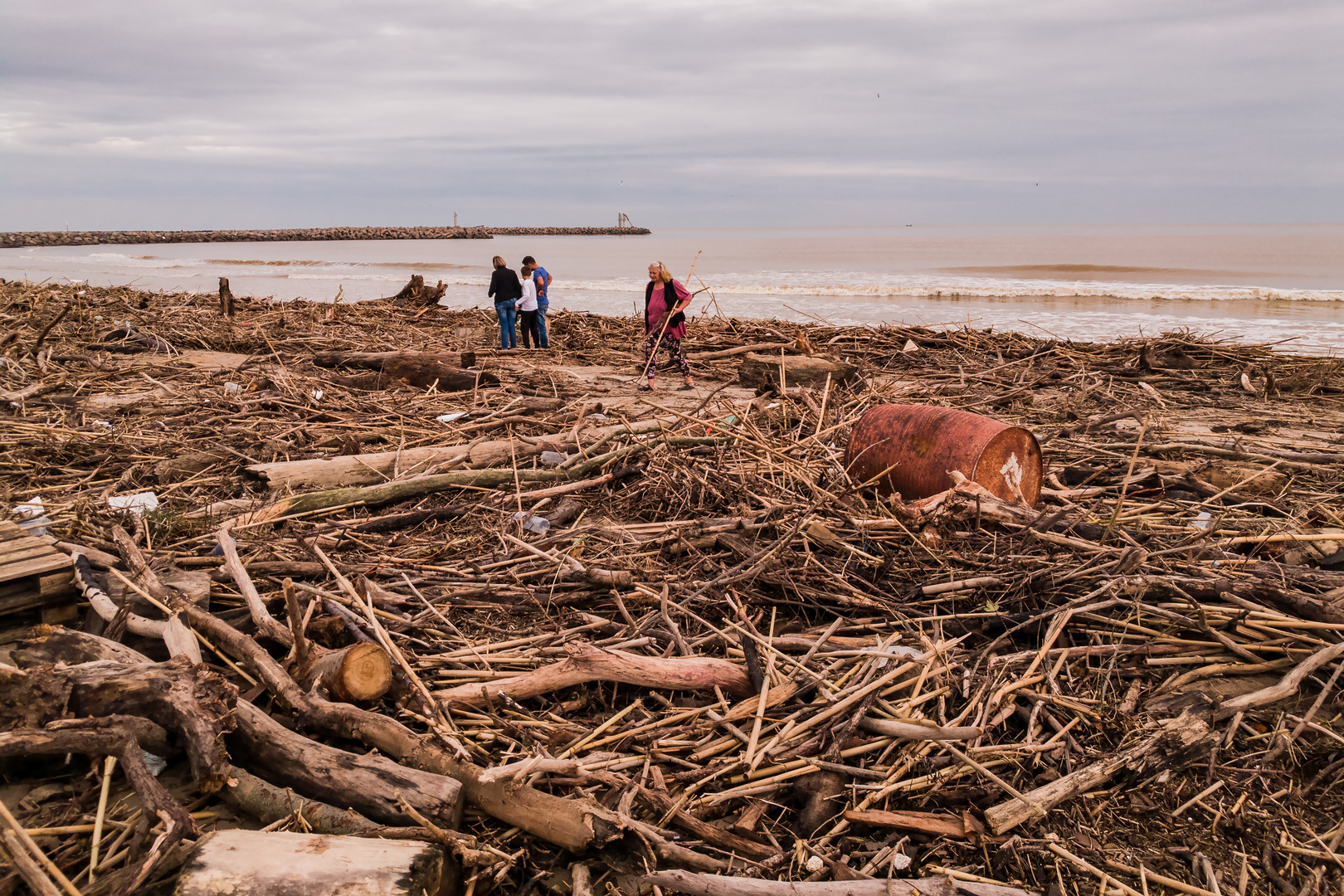 Am Strand von Les Cabanes de Fleury am Tag nach dem Unwetter