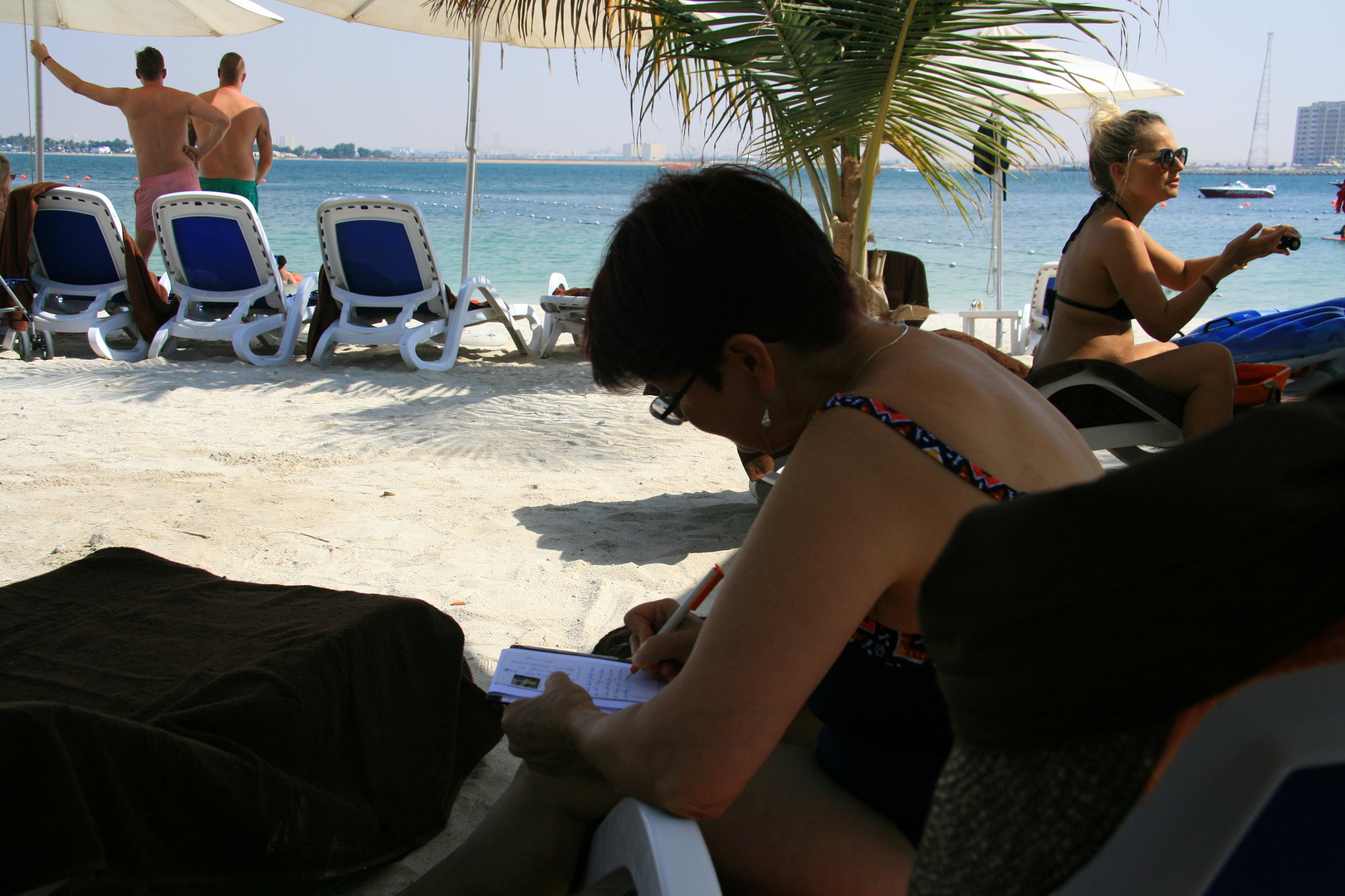 am strand werden urlaubskarten geschrieben