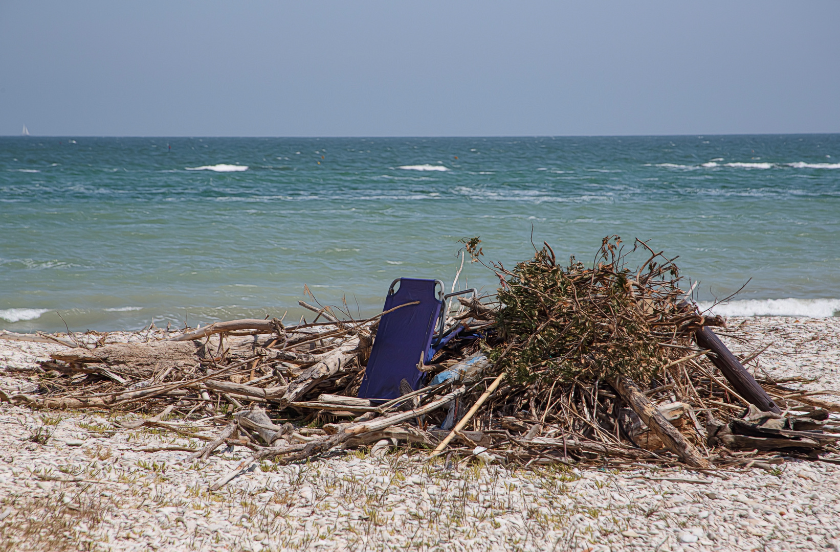 am Strand wird aufgeraeumt (1)