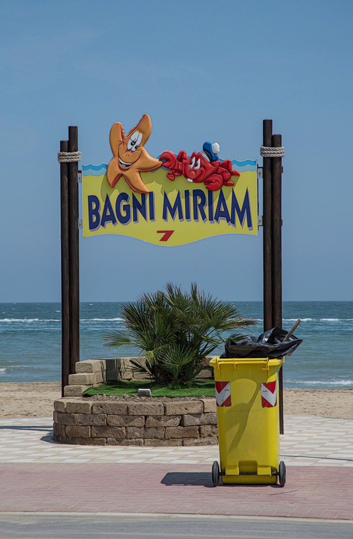 am Strand wird aufgeraeumt (2)