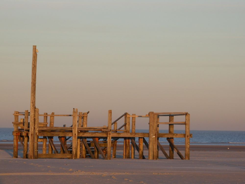 Am Strand zu früher Stunde