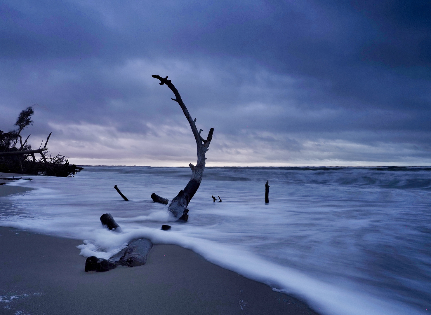 Am Strand zur blauen Stunde