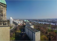 Am Südturm der Johanniskirche vorbei,...