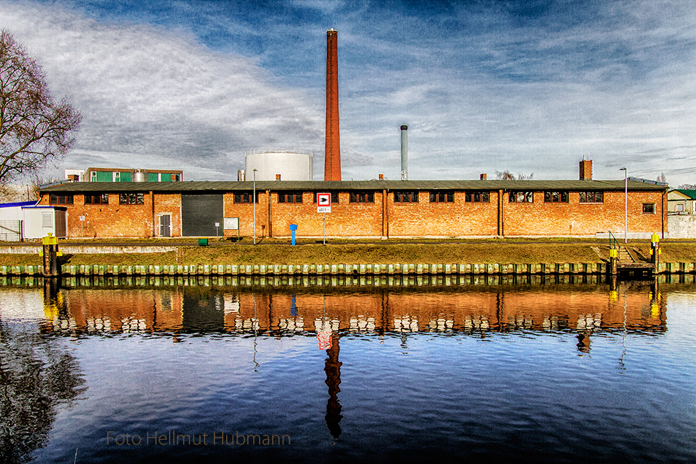 AM TELTOWKANAL IN NEUKÖLLN MIT ETWAS BEA