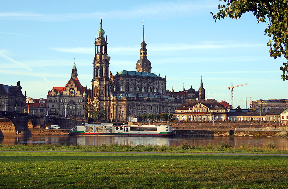 Am Theaterkahn vor der Kathedrale kann der Elbepegel abgelesen werden