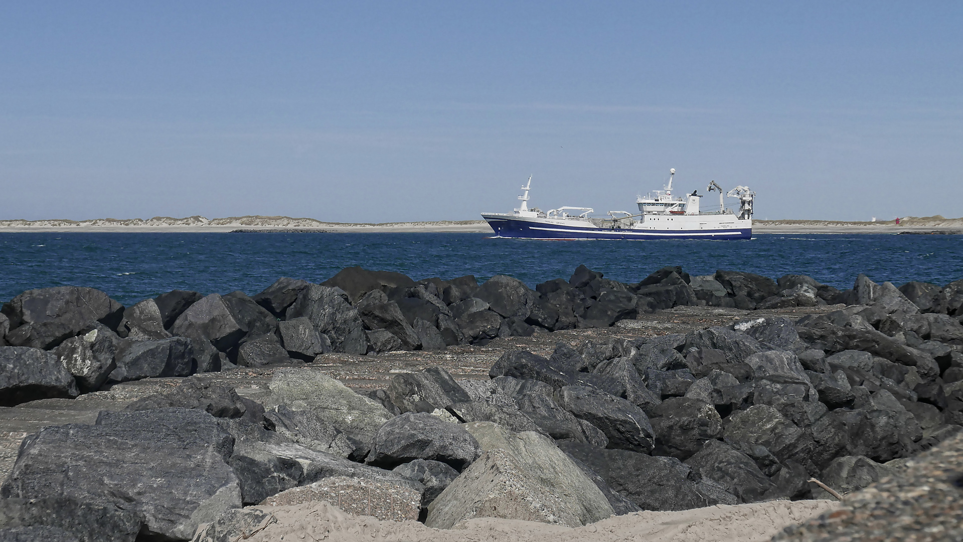 Am Thyborøn-Kanal (Meerenge in DK) an Buhne 63 ... 