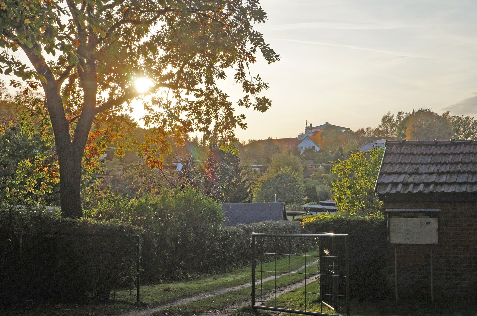 Am Tor der Gartenanlage