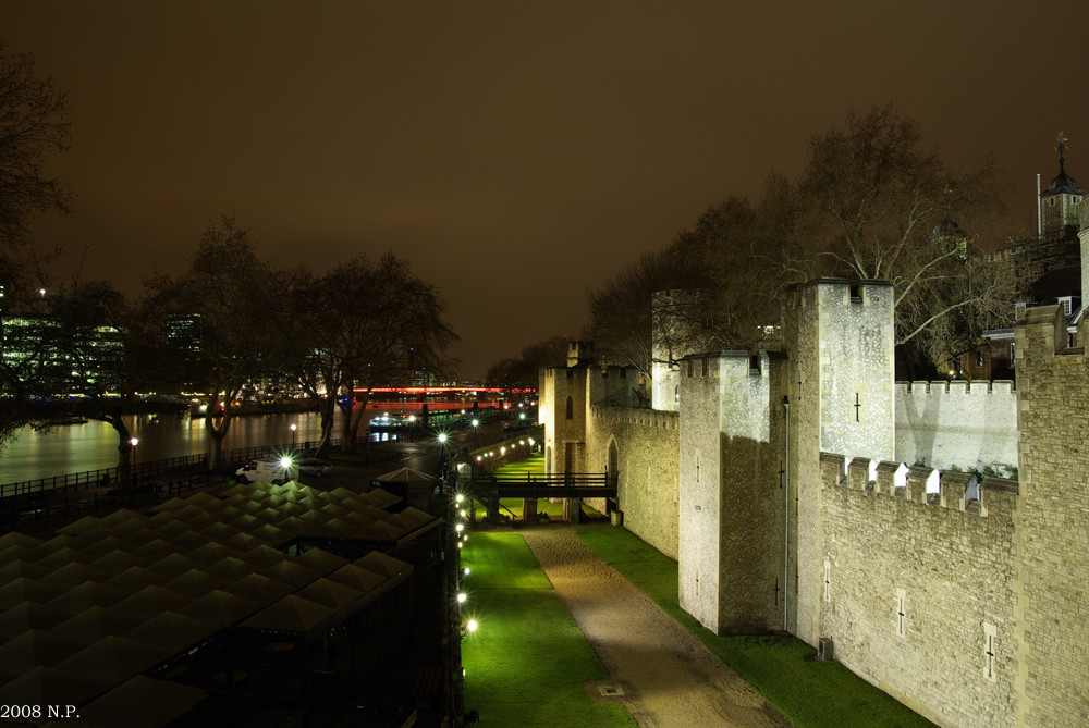 ...am Tower vorbei die London Bridge im Blick....