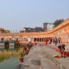 Am Ufer des heiligen Sees Ganga Sagar in Janakpur