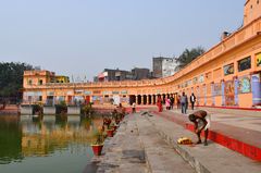 Am Ufer des heiligen Sees Ganga Sagar in Janakpur