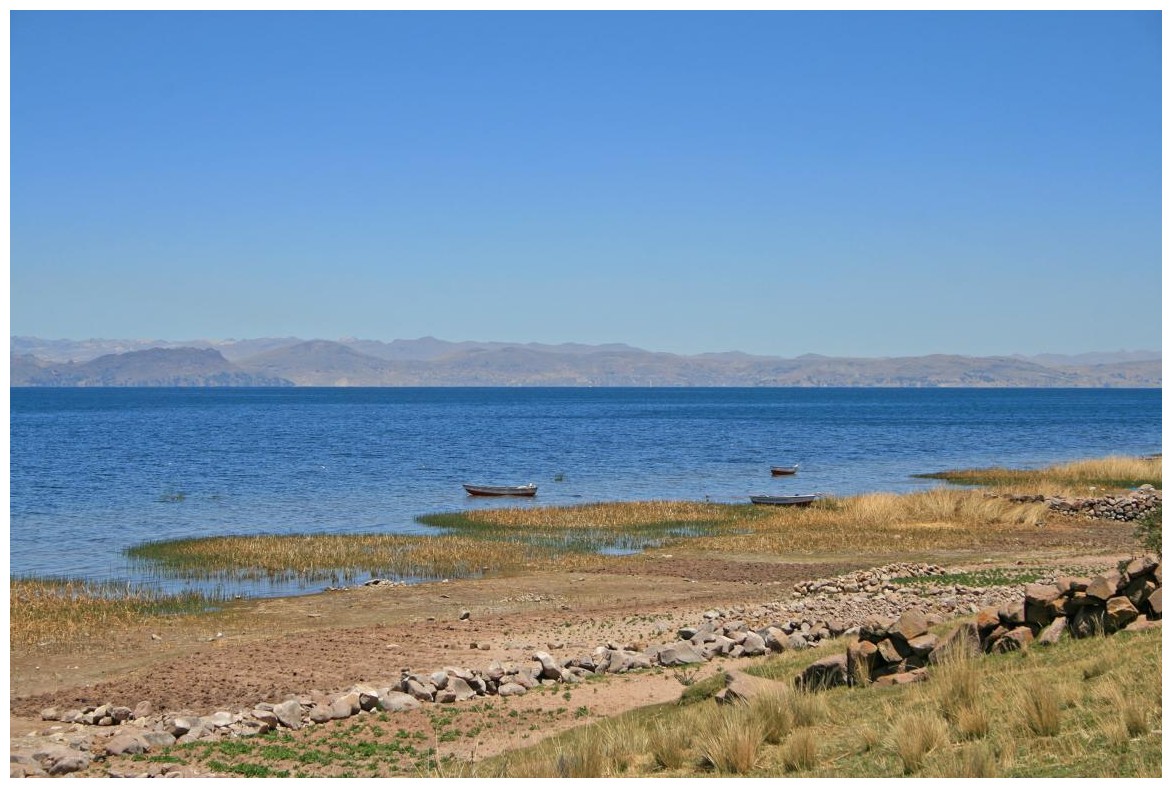 am Ufer des Titikakasees (auf der Llachon-Halbinsel)