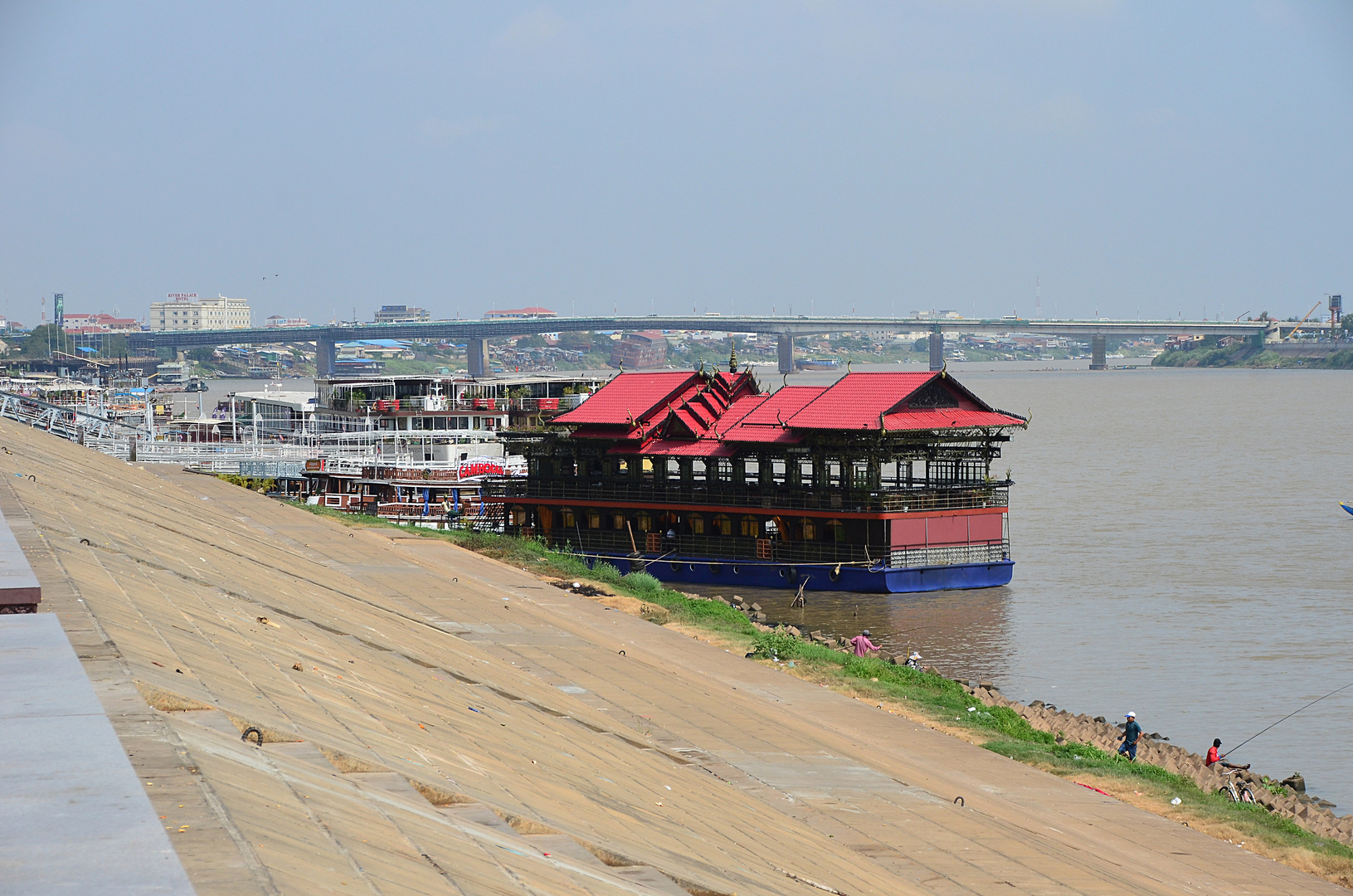 Am Ufer des Tonle Sap Flusse in Phnom Penh. Cambodia