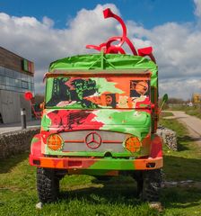 Am Unimog Museum in Gaggenau - ein wenig Farbe ins Spiel gebracht