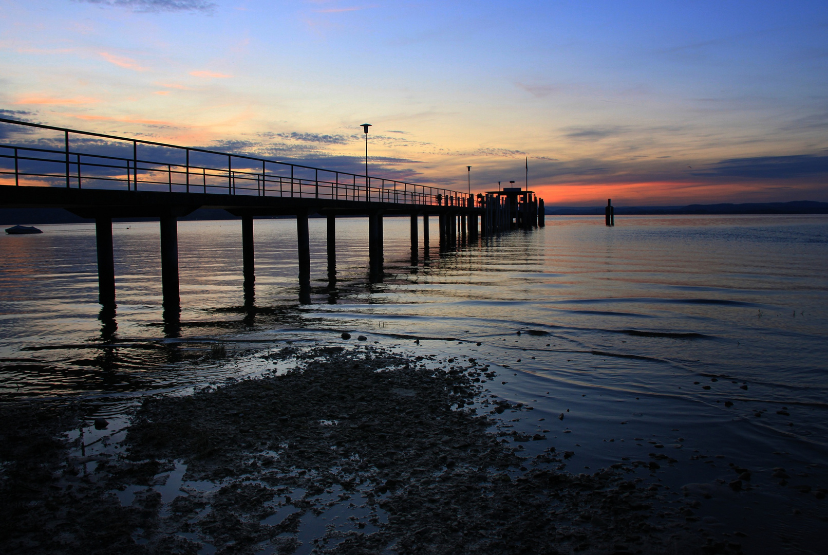 ... am Untersee . blaue Stunde.