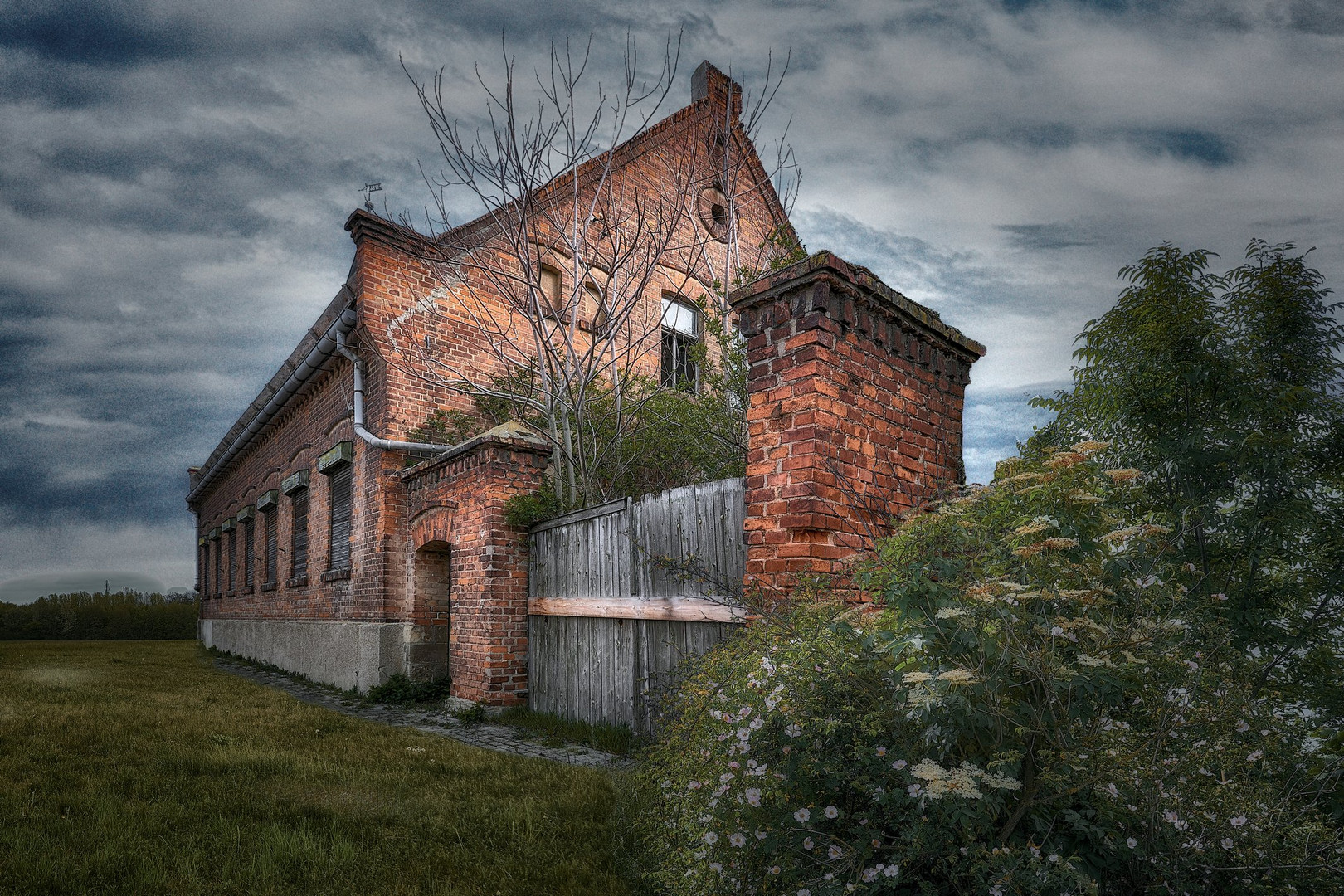 Am verschlossenen Tor 001