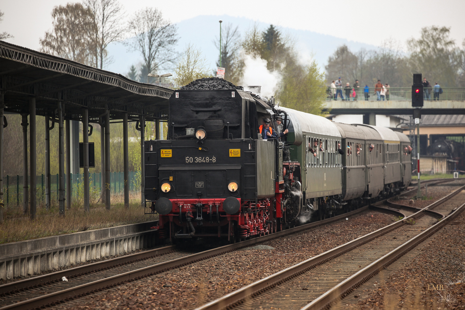 Am verwilderten Bahnsteig