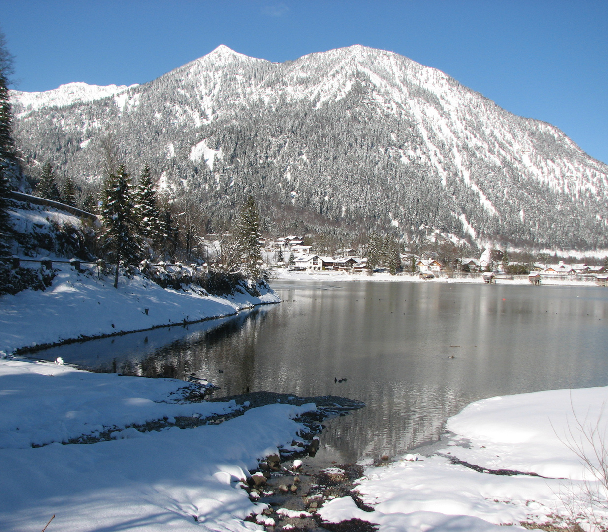 Am Walchensee - Blick auf den tief verschneiten Herzogstand