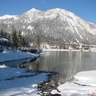 Am Walchensee - Blick auf den tief verschneiten Herzogstand