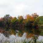 Am Wasser im Herbst